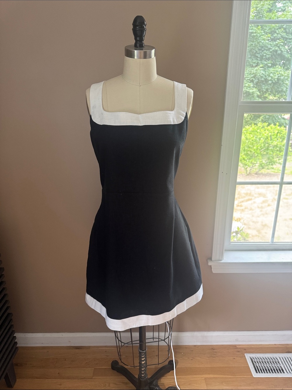 Abercrombie & Fitch
Black and White Square Neck Sleeveless Dress